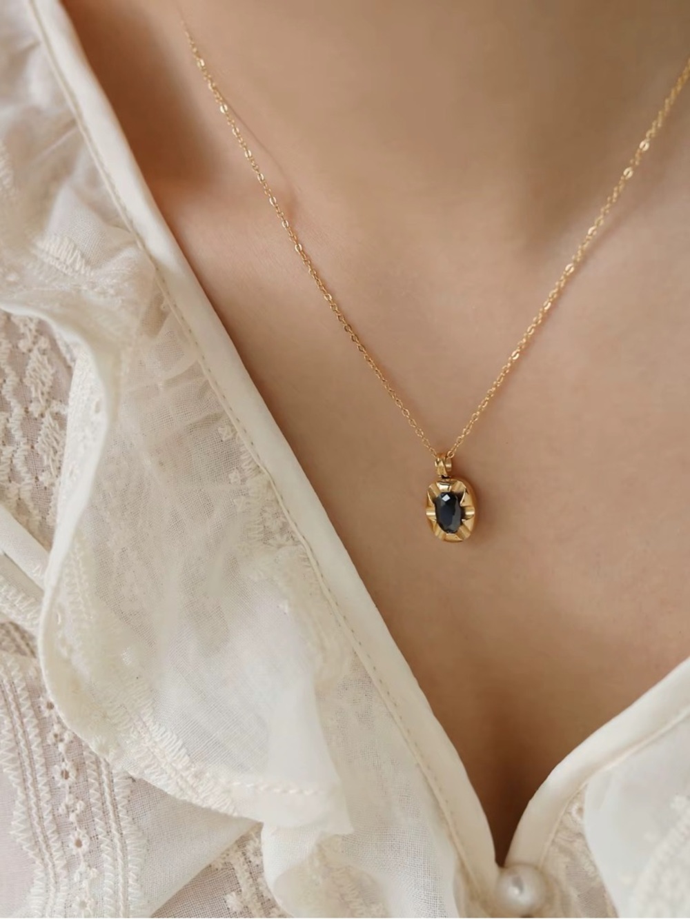 18K Gold Plated Vintage-Inspired Oval Black Stone Pendant Necklace - Picture 1 of 12
